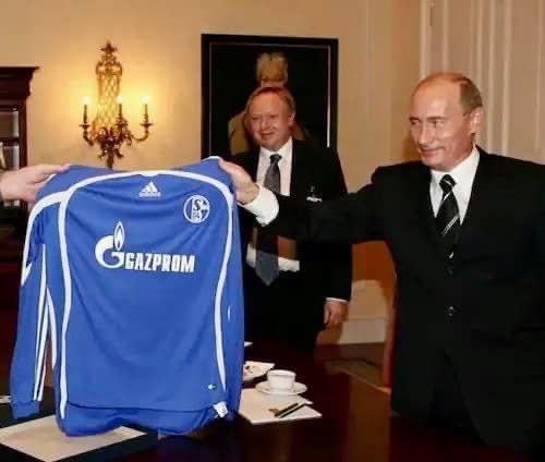 Der <a href="/s04/">FC Schalke 04</a> ist qua Verantwortung und Leitbild gefordert, den Vertrag mit Gazprom unmittelbar aufzulösen. Dafür braucht es Support  - insbesondere den von Politik, Wirtschaft und Fans. #GEmeinsam #Russland #Ukraine