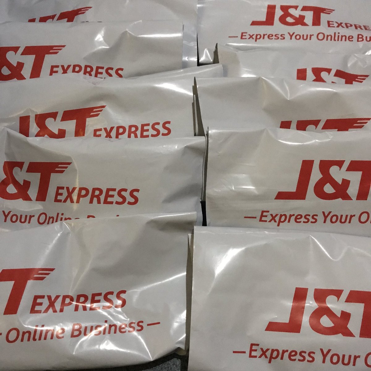 leoscartel's tweet photo. hello, update for onhand items via sco. tom na raw ipick-up ni kuya, umuulan kasi samin ngayon >< for j&t parcels, napick up na ☺️ #rieupdates https://t.co/J8EVjX935h