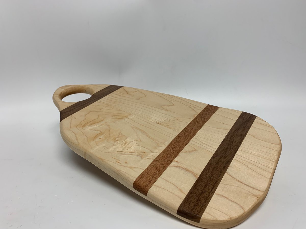Parrot_Merc's tweet photo. This charcuterie board was incredibly fun! Got to put in walnut and mahogany inlay which I don’t get to do very often. #charcuterie #food #wood #inlay #woodworking https://t.co/N58xZ3aexL