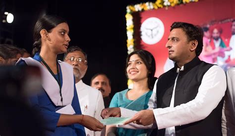 atNasserSalim1's tweet photo. पुनः छात्राओं को खुशियां बांटेंगे।
#क्या_आपको_मालूम_है
वर्ष 2012-2017 में @samajwadiparty की सरकार में माननीय @yadavakhilesh जी ने प्रदेश ��ी छात्राओं के लिए #कन्या_विद्या_धन सुनिश्चित कर उनकी आगे की पढ़ाई को सुनिश्चित किया था।
#सपा_का_काम https://t.co/PaPUCyuwv8