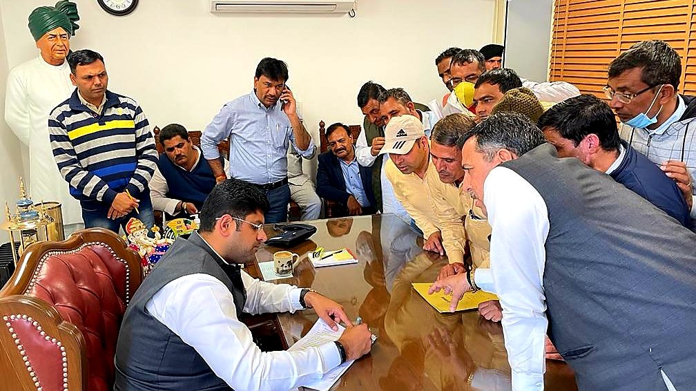 Dchautala's tweet photo. “अगर समस्या का सही उपाय पता किया जाए, तो दुनिया में हर समस्या का समाधान मौजूद है।”

चंडीगढ़ आवास पर लोगों की जनसुनवाई का अवसर। https://t.co/DNh4MNWIfK