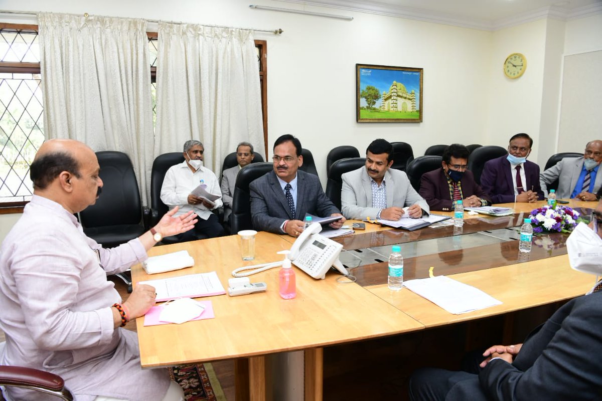 CMofKarnataka's tweet photo. ಮುಖ್ಯಮಂತ್ರಿ @BSBommai ಅವರನ್ನು ಇಂದು ಬೆಂಗಳೂರಿನಲ್ಲಿ ಇಂದು ಕರ್ನಾಟಕ ಲೋಕಸೇವಾ ಆಯೋಗದ ಅಧ್ಯಕ್ಷರಾದ ಶಿವಶಂಕರಪ್ಪ ಸಾವಕಾರ ಮತ್ತು ಸದಸ್ಯರ ನಿಯೋಗ ಭೇಟಿ ಮಾಡಿ ಮಾತುಕತೆ ನಡೆಸಿತು. https://t.co/kaygeR5hQ3