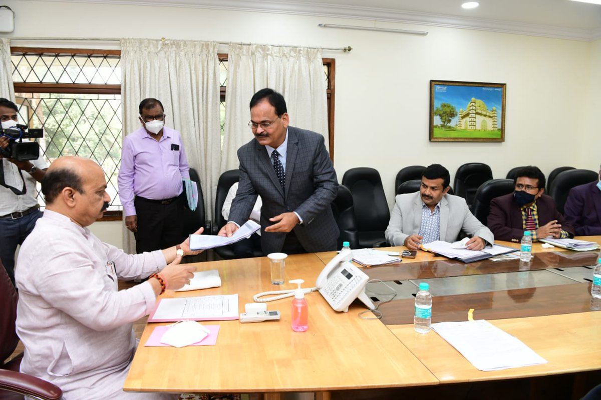 CMofKarnataka's tweet photo. ಮುಖ್ಯಮಂತ್ರಿ @BSBommai ಅವರನ್ನು ಇಂದು ಬೆಂಗಳೂರಿನಲ್ಲಿ ಇಂದು ಕರ್ನಾಟಕ ಲೋಕಸೇವಾ ಆಯೋಗದ ಅಧ್ಯಕ್ಷರಾದ ಶಿವಶಂಕರಪ್ಪ ಸಾವಕಾರ ಮತ್ತು ಸದಸ್ಯರ ನಿಯೋಗ ಭೇಟಿ ಮಾಡಿ ಮಾತುಕತೆ ನಡೆಸಿತು. https://t.co/kaygeR5hQ3