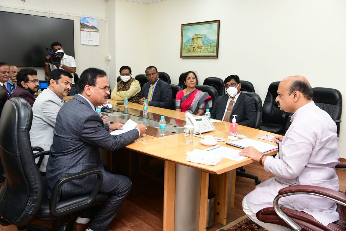 CMofKarnataka's tweet photo. ಮುಖ್ಯಮಂತ್ರಿ @BSBommai ಅವರನ್ನು ಇಂದು ಬೆಂಗಳೂರಿನಲ್ಲಿ ಇಂದು ಕರ್ನಾಟಕ ಲೋಕಸೇವಾ ಆಯೋಗದ ಅಧ್ಯಕ್ಷರಾದ ಶಿವಶಂಕರಪ್ಪ ಸಾವಕಾರ ಮತ್ತು ಸದಸ್ಯರ ನಿಯೋಗ ಭೇಟಿ ಮಾಡಿ ಮಾತುಕತೆ ನಡೆಸಿತು. https://t.co/kaygeR5hQ3