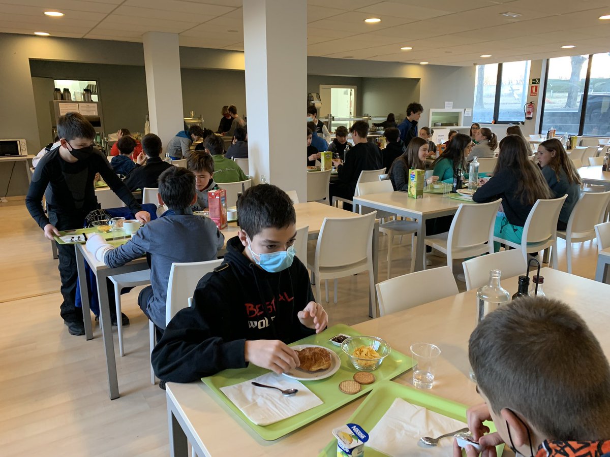 CourGemma's tweet photo. Segon dia  #pctesquiada2122 Avui marxarem cap a la Masella! Agafant forces! @INS_Pla_Marcell https://t.co/ScKRPwxCE2