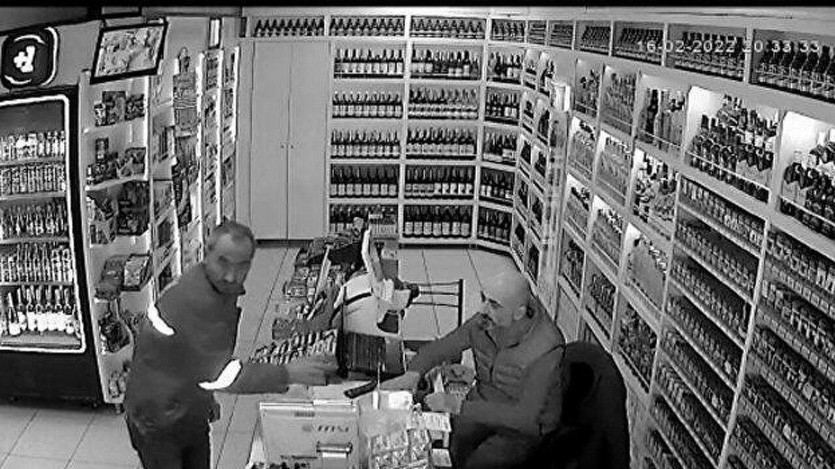 whisperhaber's tweet photo. İzmir’de bir anne, 14 yaşındaki kızını sosyal medyadan taciz eden sahte hesap sahibini yakalamak için tacizciyle kızıymış gibi konuşarak markete 50 lira bırakmasını istedi. Markete para bırakan kişi, evli ve iki çocuk babası komşuları çıktı. (via/ Haber) https://t.co/ZZQQuE8Xlq