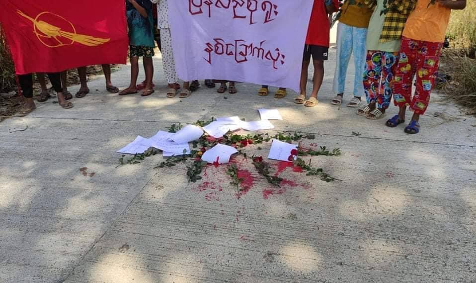 Young People from #LaungLon Twp, #Dawei , staged a protest to oppose the #GenocidalMilitary by scattering flowers on the street on 222222.

#222222MyanmarStrikes  
#2022Feb22Coup 
#WhatsHappeningInMyanmar
