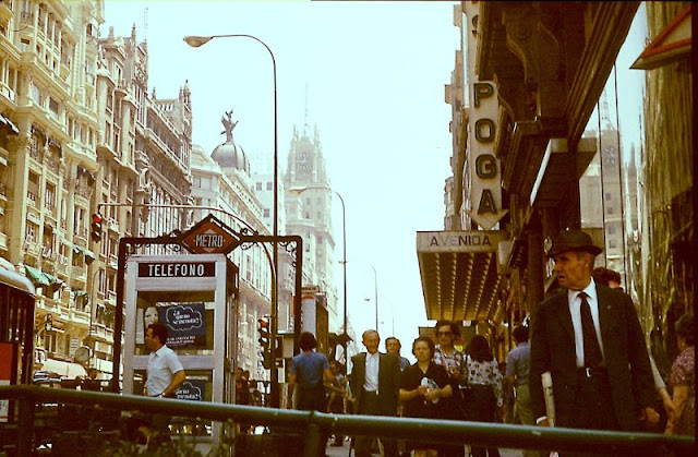 lalibreria's tweet photo. ¡Buenos días desde la concurrida Gran Vía de 1973!
Fotografía de Alwin Nöller.
#madrid https://t.co/aPXTWA7saQ