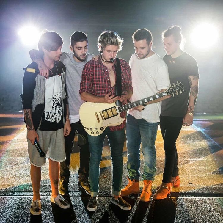 onedbot's tweet photo. selfies taken by niall horan, a 🧵; https://t.co/zNGzNbN9sY