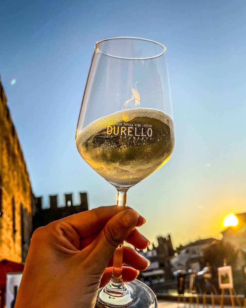 TurismoVeneto's tweet photo. Se ti piacciono le bollicine devi assolutamente assaggiare il  #LessiniDurello #DOC!

🍾https://t.co/FKYqrHWqaB

#VisitVeneto 

📸 IG lessinidurellowine https://t.co/05lzvOjuUq