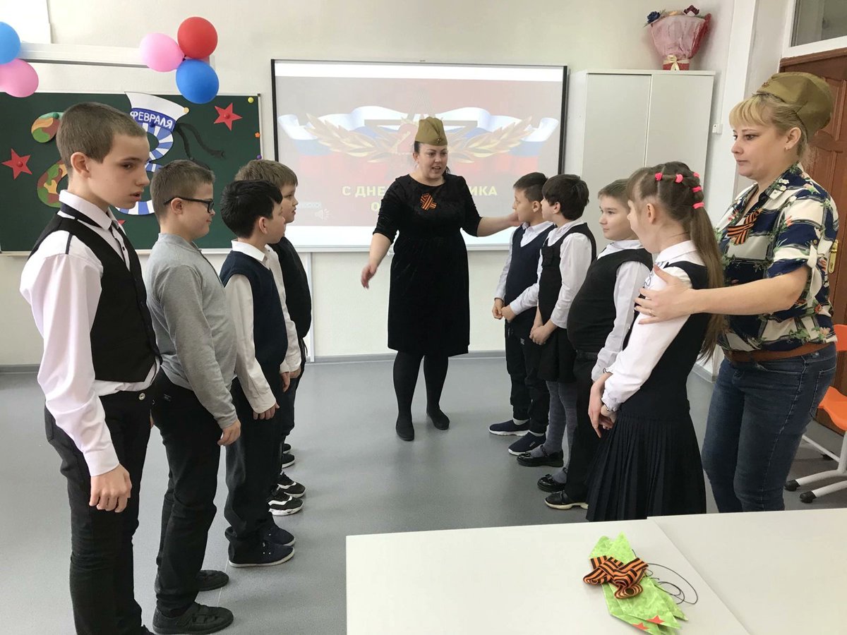 GBOU71's tweet photo. 22 февраля было проведено открытое внеклассное мероприятие «А ну-ка, мальчики!», посвященное Дню Защитников Отечества, для наших самых маленьких обучающихся. 
Праздничное мероприятие прошло в обновленном в рамках Нацпроекта "Образование" кабинете начальных классов. https://t.co/m3WlgRslXl
