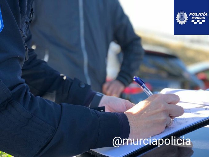 MurciaPolicia's tweet photo. Continuamos con la vigilancia preventiva de los aparcacoches en #Murcia, ayer el equipo antigorrillas y GESC  denunciaron.

❌21 a aparcacoches  
❌2 desobediencia

Incautado el dinero recaudado https://t.co/xjy9KnGs4K