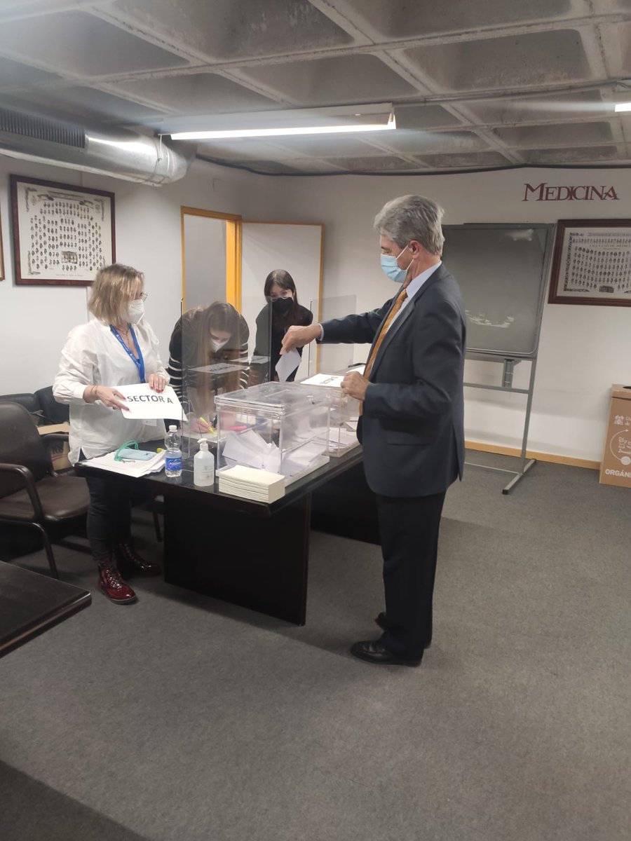 JVSazUAH's tweet photo. Hoy es un día importante para la @UAHes. Nosotros acabamos de ejercer nuestro derecho a voto. No olvides la importancia de hacerlo tú también. Os esperamos en las urnas. ¡Gracias! #JVSazUAH22 https://t.co/FyhGv837zm