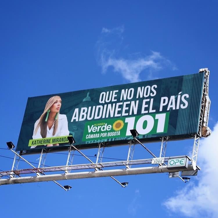 xtingray's tweet photo. Que manda a decir Karen Abudinen, que por favor no compartan esta valla. Y que cuidadito con utilizar el verbo "abudinear". Cuidadito! #GuiñoGuiño cc @MirandaBogota https://t.co/UOGoNBVHOv
