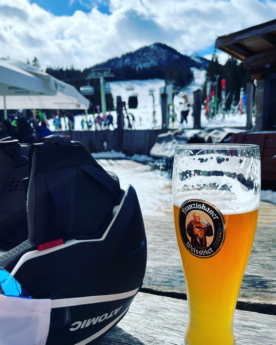 Skiing break Weissbier time #garmischpartenkirchen #garmischclassic