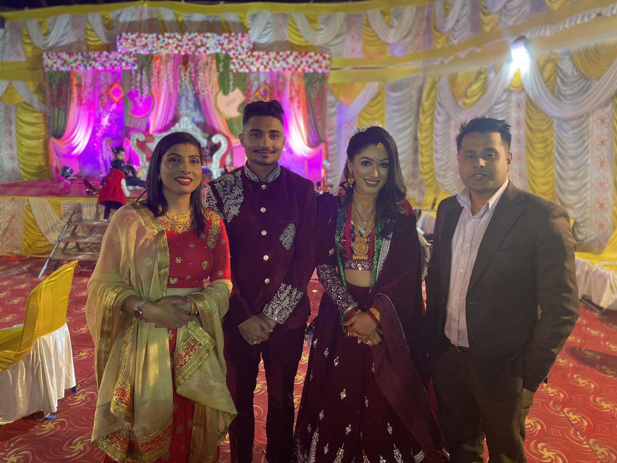 SusmitaMarasin7's tweet photo. Bhai ko bihe😍😍 https://t.co/0hsD77mTPN