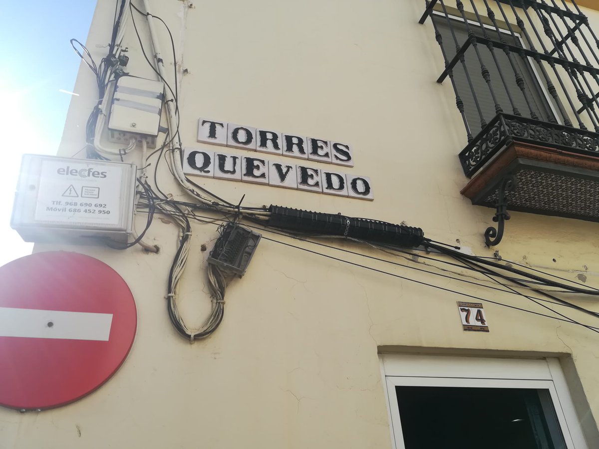 IreneSanchAlba's tweet photo. Desde esta mañana llamando a la policía. Y desde hace 8 meses los cables descolgados, pero nadie viene solucionarlo ni a poner remedio para que no nos lo vuelvan a robar. DE VERGÜENZA @Ayto_Sevilla @PoliciaSevilla @Telefonica https://t.co/W6a8MihwIC