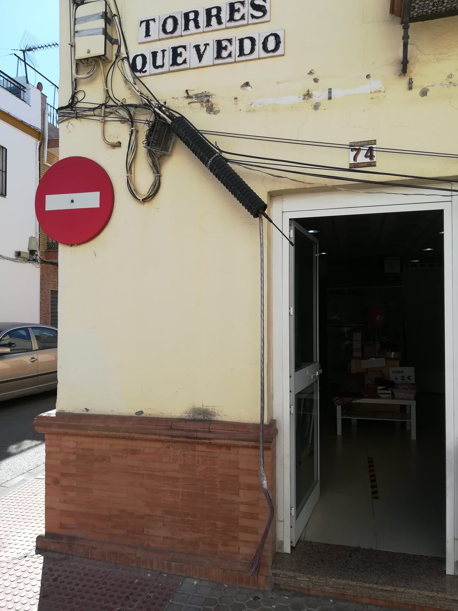 IreneSanchAlba's tweet photo. Desde esta mañana llamando a la policía. Y desde hace 8 meses los cables descolgados, pero nadie viene solucionarlo ni a poner remedio para que no nos lo vuelvan a robar. DE VERGÜENZA @Ayto_Sevilla @PoliciaSevilla @Telefonica https://t.co/W6a8MihwIC