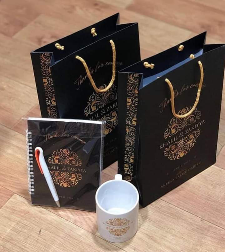 UHUB_NG's tweet photo. @auntyadaa Please patronize me. 

I sell beautiful gowns and I also sell and brand corporate and party souvenirs.

Please rt🙏 https://t.co/c6UbfdoUV2