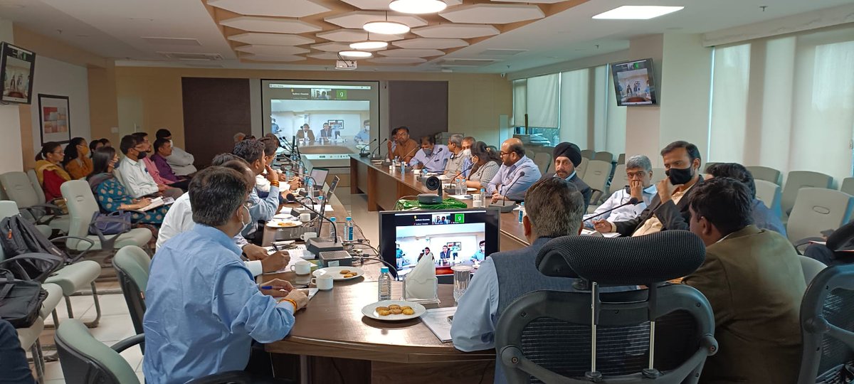 MPIDC_RO_Indore's tweet photo. Meeting held under the chairmanship of Shri Sanjay Kumar Shukla, IAS, PS, DIPIP today at 4:00 PM at @MPIDC_RO_Indore office to have inputs and suggestions from industries regarding #AutoExpo to be held soon in #Indore https://t.co/bCXQA8C9kL