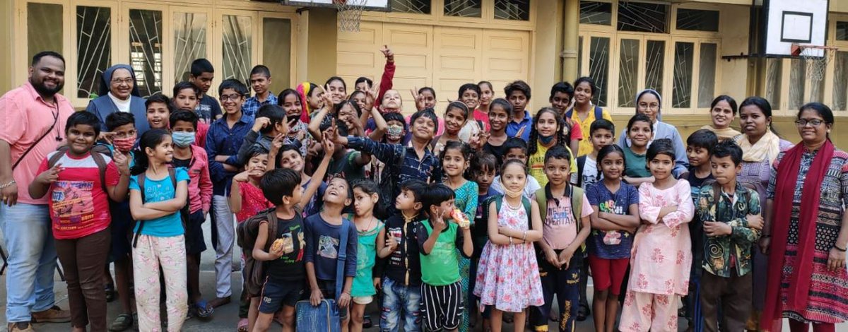 PragateeNGO's tweet photo. 12th February, 2022 - Food was distributed among the destitute children of Anmol Ashram in Wadala on behalf of Pragati Foundation under "Complete Diet Initiative".  This activity was done with the donation of Khushi Gajaria. https://t.co/FQ7chlZ627