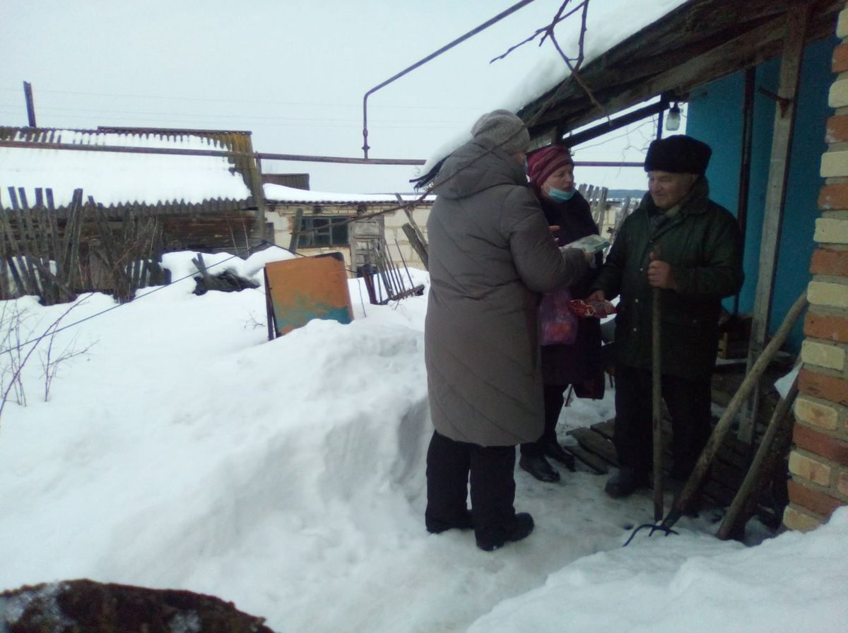MBUKATMISBDC's tweet photo. #ПоможемВместеЕР58 #Мывместе58
В рамках акции «Рука помощи» сотрудники Атмисского библиотечно-досугового центра продолжают помогать людям старшего поколения, оказывают помощь в оплате квитанций ЖКХ, покупке продуктов. https://t.co/im5qDLo2A2