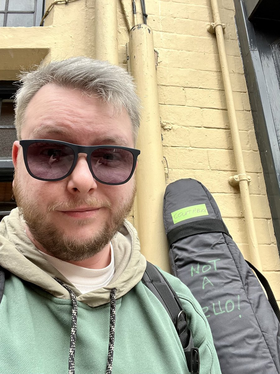 PhillCourtMusic's tweet photo. Cardiff bound for some filming with @BewlayMr &amp; @musiccharliej  #doublebass #basssession #sessionmusician https://t.co/uaCyLxE1Pu