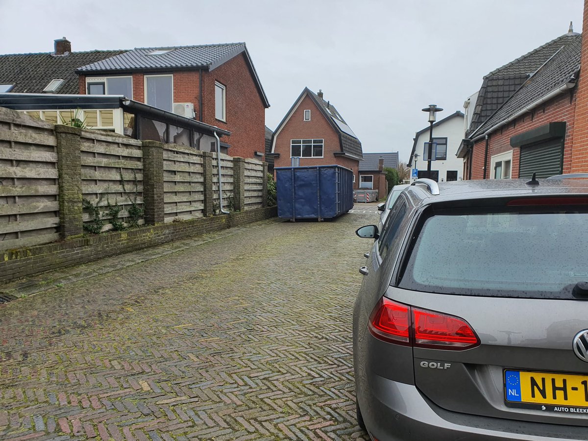 sandrapadberg's tweet photo. @gemeentehengelo Vanochtend is de onderstaande container geplaats op de hoek van de Ottoweg en Loweg. Nu is onze straat al erg krap en zeker deze bocht, maar nu helemaal ook qua verkeersveiligheid 😳 Er kan nu bijna geen auto langs laat staan een vrachtwagen. https://t.co/x6TQ1wulnz