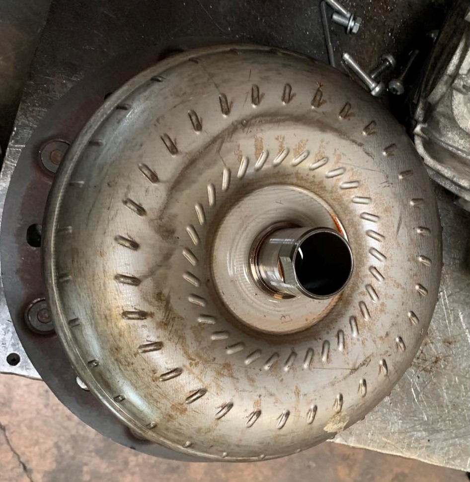 laboiteauto's tweet image. Une vidange par "flushing" consiste à injecter, via un tuyau, de l’huile neuve sous pression pendant qu’un second tuyau permet de récupérer l’huile usagée de votre BVA. 
Lorsque cette opération est réalisée, la machine ajuste le niveau d’huile.
laboiteauto.fr