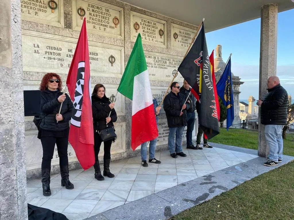 ACAlfonsoI's tweet photo. 🌹Un año más rindiendo homenaje al Capitán Palacios en el cementerio de Ciriego (Santander). https://t.co/V36QvuJU3X