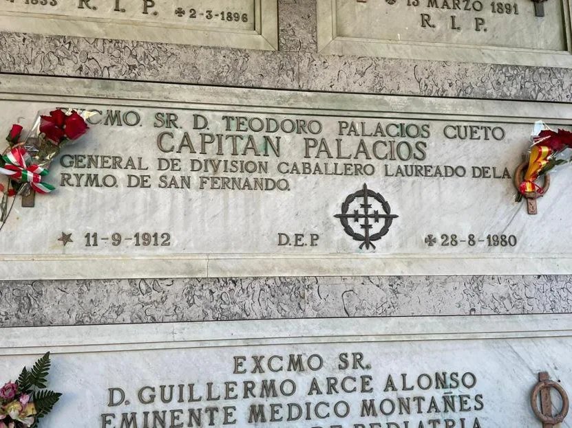 ACAlfonsoI's tweet photo. 🌹Un año más rindiendo homenaje al Capitán Palacios en el cementerio de Ciriego (Santander). https://t.co/V36QvuJU3X