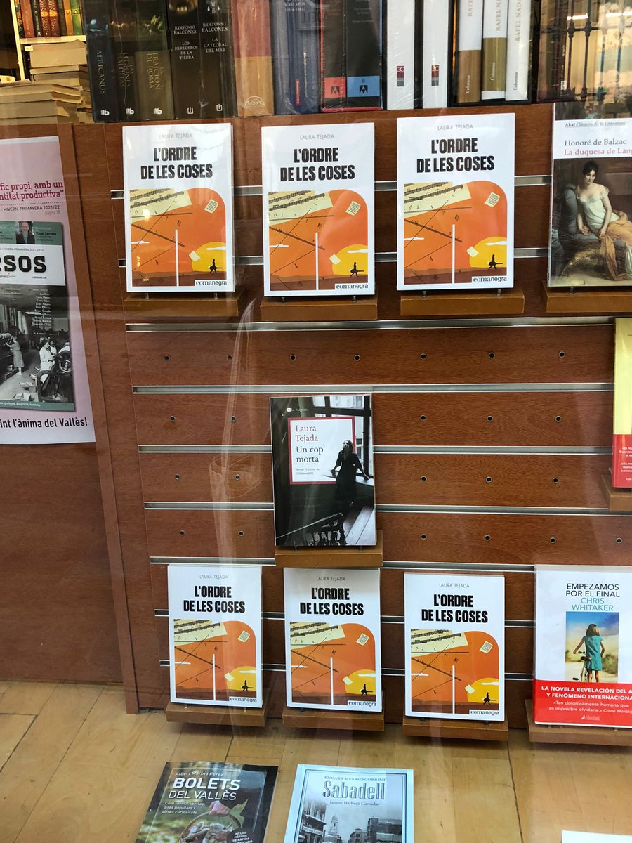 Laura_TejadaM's tweet photo. La @MontseRoca7 m’ha enviat aquesta fotografia. A la @LaLlardelLlibre m’estimen molt. I jo a ells moltíssim! 🧡 Demà a totes les llibreries #lordredelescoses @Comanegra @penguinllibres #uncopmorta https://t.co/1uiJ93oHxw