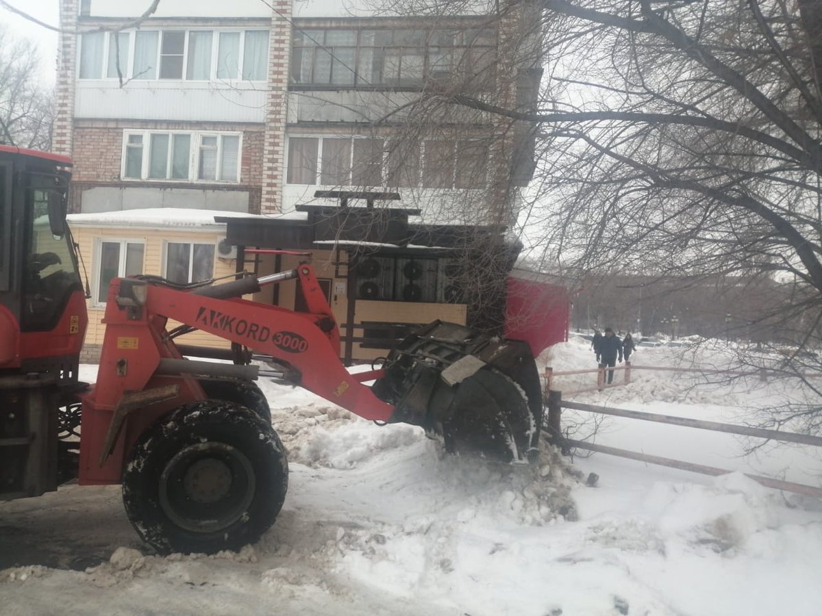 UM_11C's tweet photo. Микрорайон 11ц : УК " 26-ГО КВАРТАЛА " продолжают убирать завалы снега на своих территориях. https://t.co/3EZemu3KHw