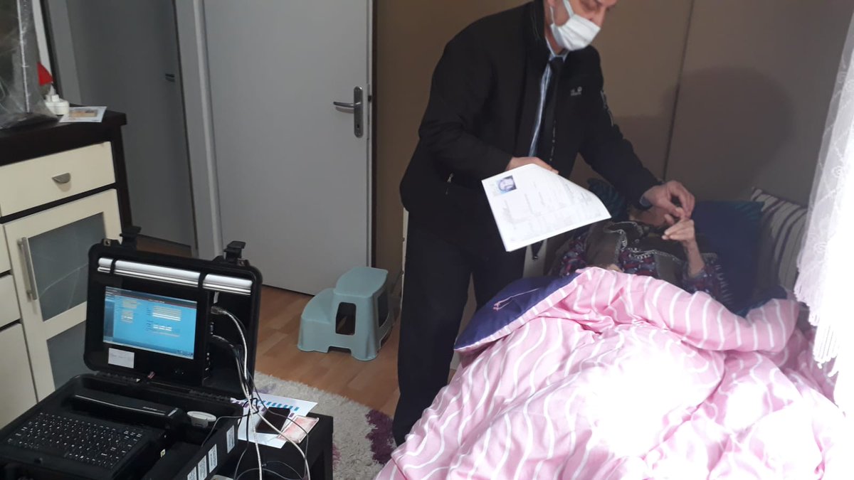 Semiha teyzenin TC kimlik kartı başvurusunu evinde aldık