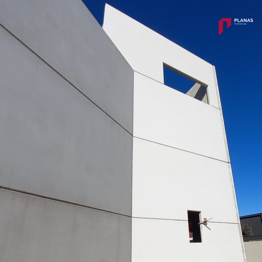 pref_planas's tweet photo. 👉Estem construint la nova fàbrica de les fleques Le pain du jour. Aquest edifici de 2300 m2 estarà compost per una part de fabricació a la planta baixa i oficines administratives a la primera planta.

#boulangerie #construcció #prefabricatsplanas #arquitectura https://t.co/FMIibDhqTY