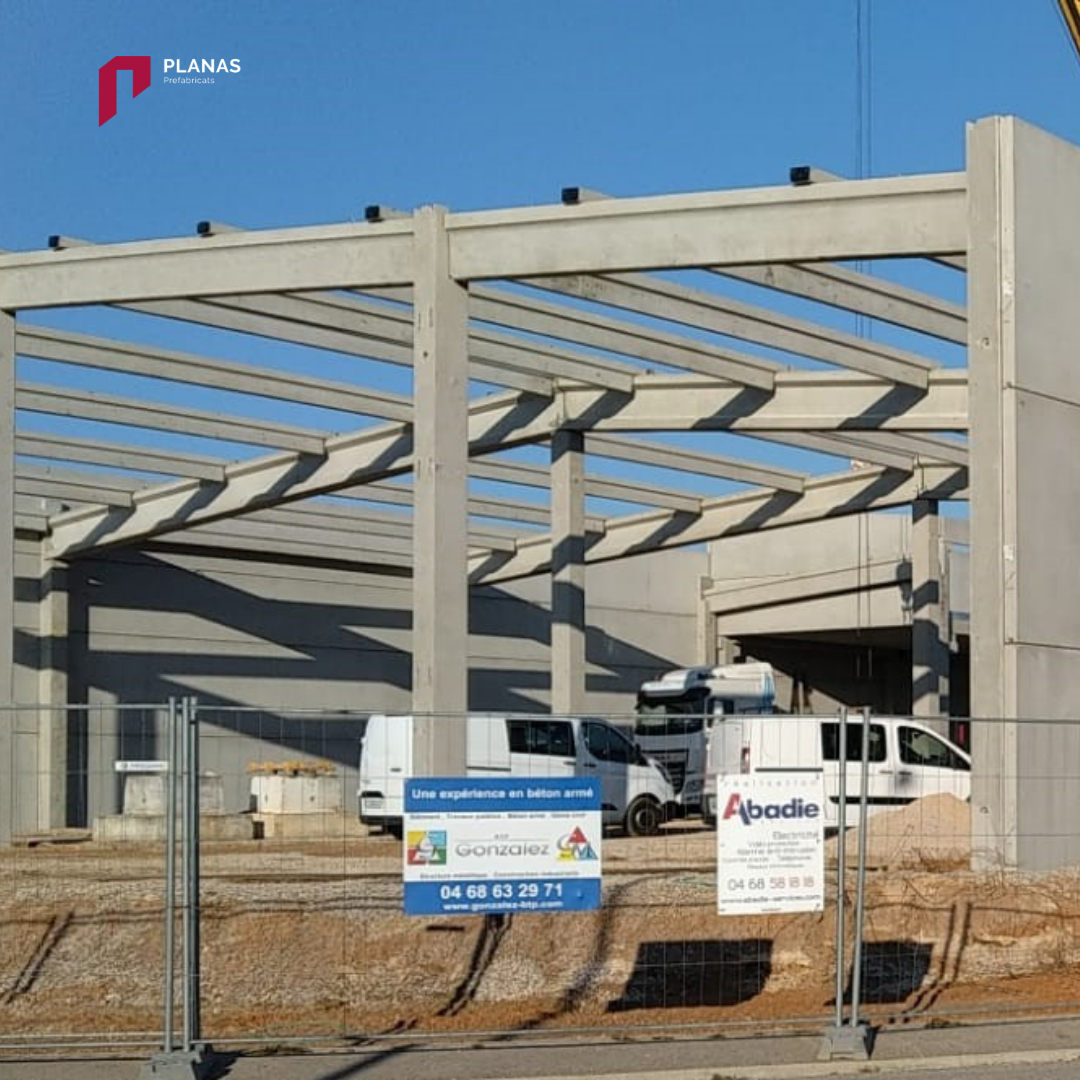 👉Estem construint la nova fàbrica de les fleques Le pain du jour. Aquest edifici de 2300 m2 estarà compost per una part de fabricació a la planta baixa i oficines administratives a la primera planta.

#boulangerie #construcció #prefabricatsplanas #arquitectura