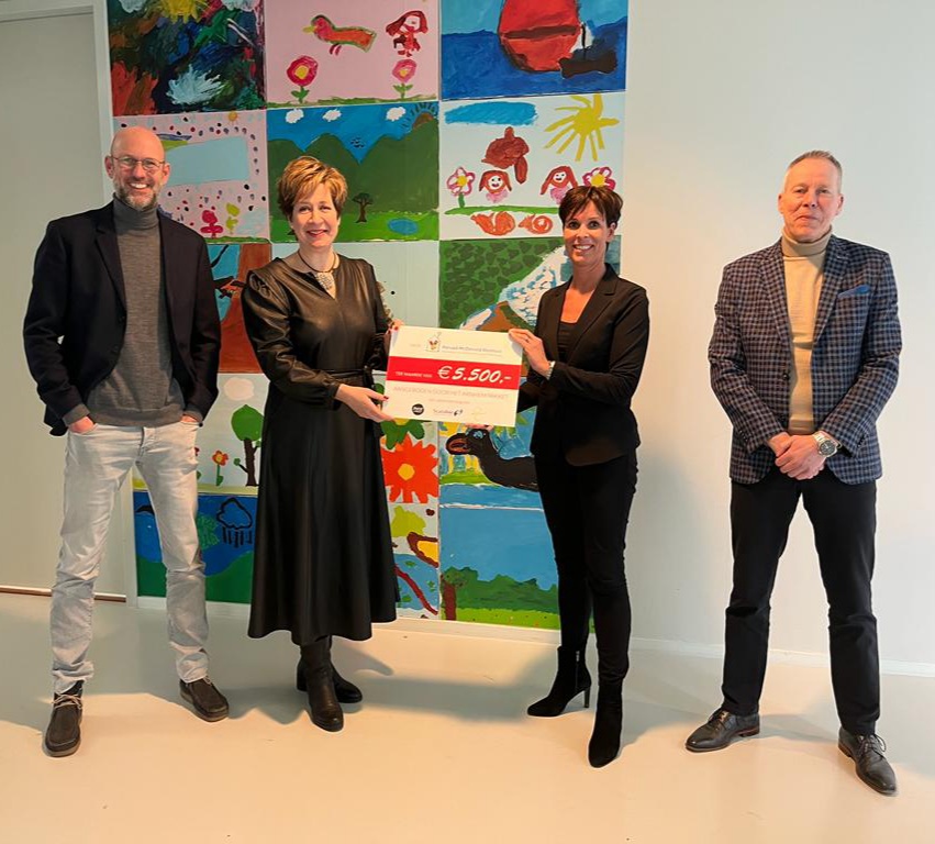 12 Arnhemse organisaties geven 5500 euro aan Ronald mcDonald <a href="/HuisArnhem/">Ronald McDonald Huis</a>. Dat is de opbrengst van 2200 Arnhem-kerstpakketten. Dit bedrag wordt besteed aan de speelkamer. Super om aan mee te mogen werken! #arnhem #ronaldmcdonald scalabor.nl/2022/02/22/ron…