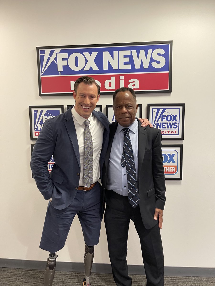 TheLeoTerrell's tweet photo. I am standing next to a great American https://t.co/cKpUSQaC2r