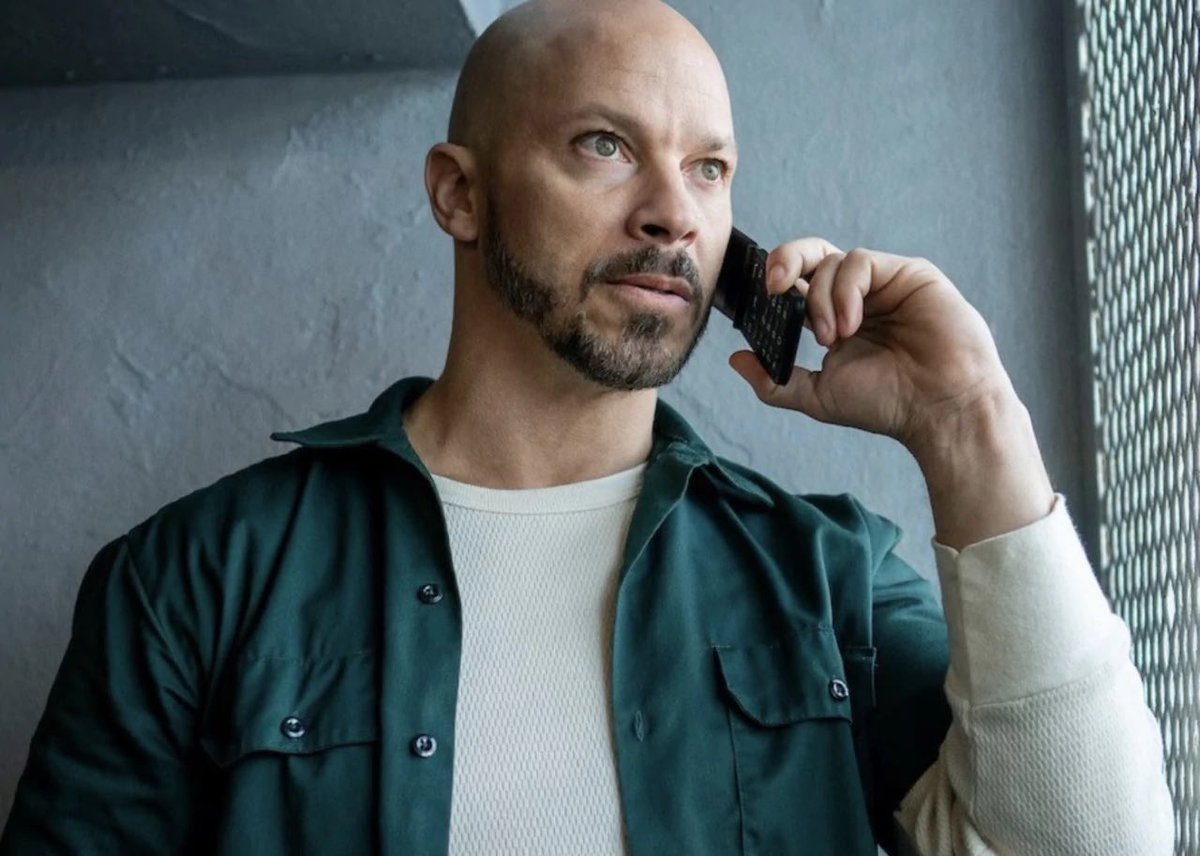 Nephew__'s tweet image. Why tf is he patting ya ass like that for Mo