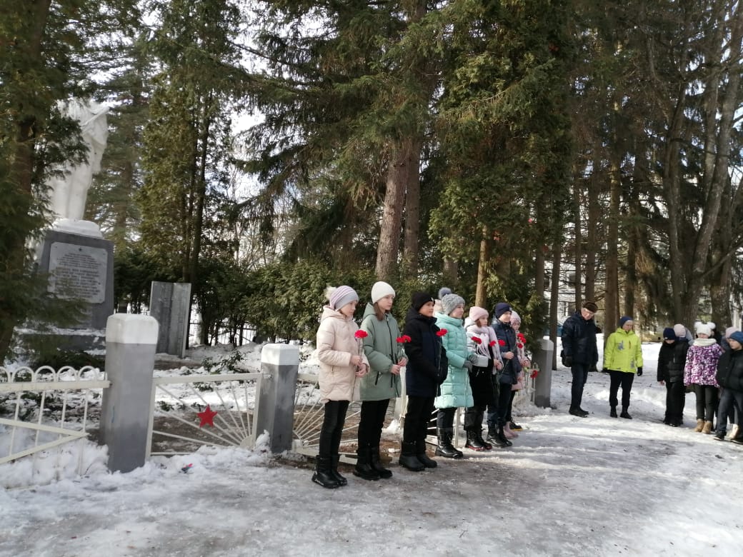 22.02.2022 на памятниках павшим воинам состоялись мероприятия, посвященные Дню защитника Отечества.
