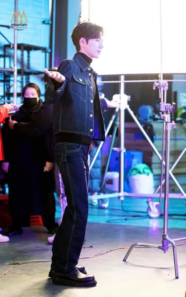 phjofficialtr's tweet photo. Park Hae Jin İG güncellemesi : 
“Mutlu Cha Cha Cha zamanı! Çekimde eğlenceli bir Cha Cha Cha zamanı geçiriyorum~” 

#박해진 #ParkHaeJin #지금부터쇼타임 #itsshowtime #FromNowOnShowtime https://t.co/X0LNBLclTI