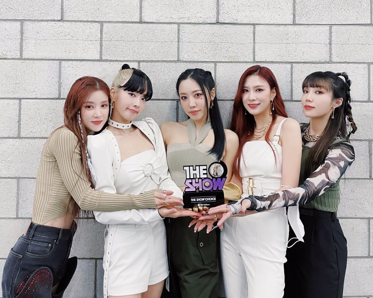 Apink_2011's tweet photo. [#에이핑크] 220222 #더쇼

오늘의 더쇼 초이스 1위 에이핑크🏆🎊💕
언제나 우리핑크를 향해 #HORN 넘치게
응원해주신 PANDA 여러분🐼 덕분에🥺
#Dilemma 로 첫 1위🥰
우리 판다들 최고💖 미치도록 사랑해요💕

#Apink #Dilemma1stWin https://t.co/lYaBtxjpnh