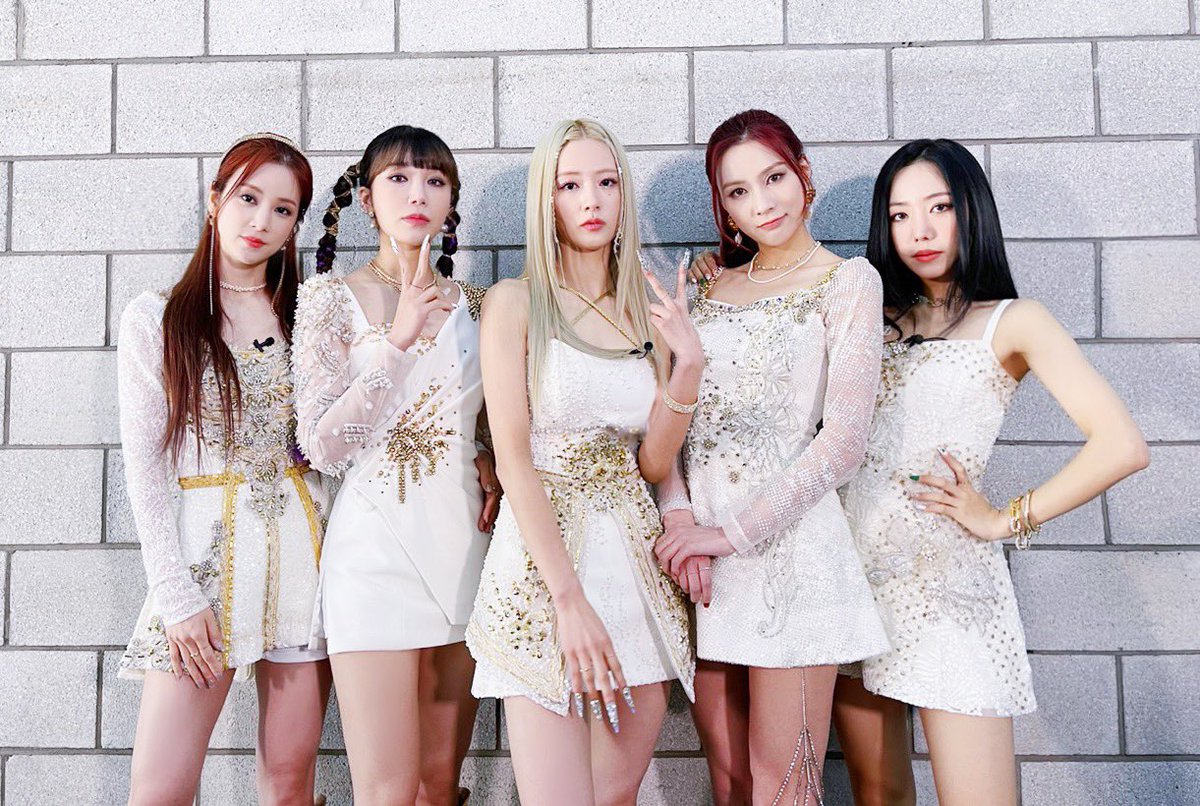 Apink_2011's tweet photo. [#에이핑크] 220222 #더쇼

오늘의 더쇼 초이스 1위 에이핑크🏆🎊💕
언제나 우리핑크를 향해 #HORN 넘치게
응원해주신 PANDA 여러분🐼 덕분에🥺
#Dilemma 로 첫 1위🥰
우리 판다들 최고💖 미치도록 사랑해요💕

#Apink #Dilemma1stWin https://t.co/lYaBtxjpnh