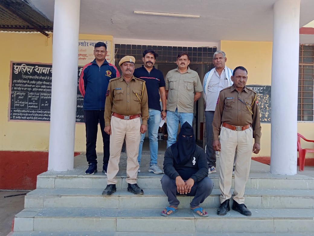 raj_indianews's tweet photo. #karauli
टोडाभीम -बालघाट पुलिस की बड़ी कार्रवाई 
महज 1 दिन पूर्व हुई   घटना का किया खुलासा
सरपंच संघ अध्यक्ष पर हुए हमले का किया पटाक्षेप
 एक आरोपी को गिरफ्तार करने में 
@karaulipolice
@sumitsh55565643
@siabjeet https://t.co/MgoE3b7hgJ