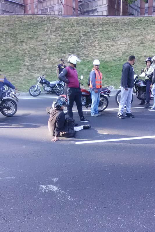 lomejordelosalt's tweet photo. #22febr 8:21am #AFF - Motorizado caído a la altura de El Llanito sentido Este. Se genera retraso en ambos sentidos.
Autoridades en ruta. Via @FMCENTER
📷 @tumototrafico https://t.co/PKbKWPimiY