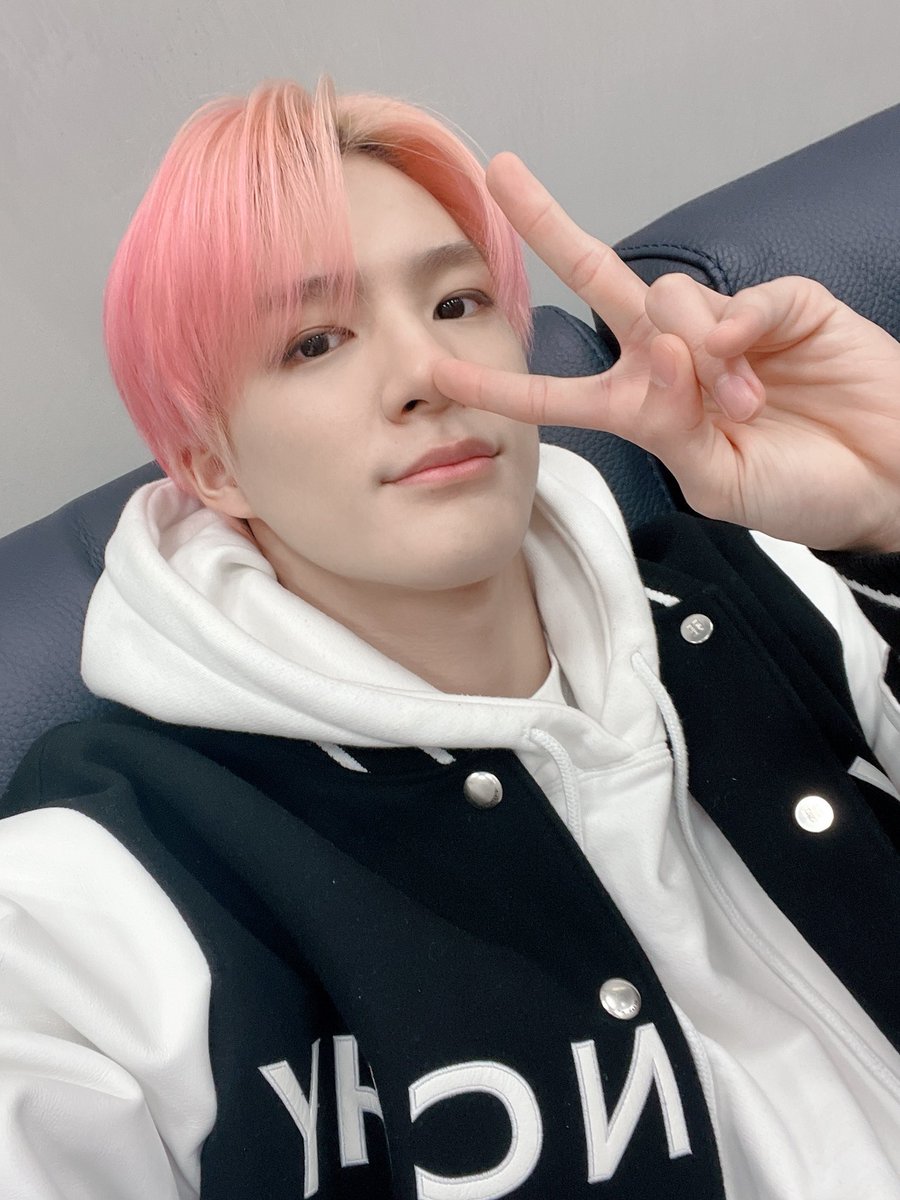 feedarchive's tweet photo. 220222 👑💬 UPDATE 

"yoit"
"i took a selfie after awhile ㅋㅋㅋ" https://t.co/GW2mEZC16n