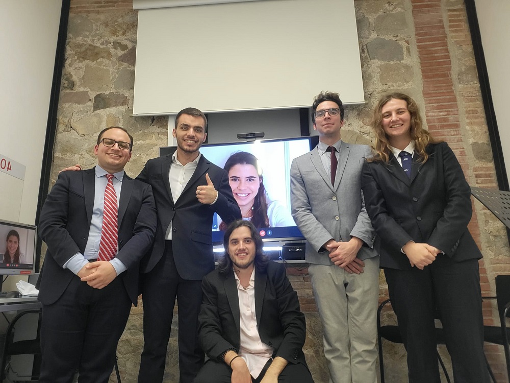 UPFBarcelona's tweet photo. El equipo de la #UPFBarcelona, formado por estudiantes 
 de grado @DretUPF y del máster en Abogacía de la @bsm_upf, se proclama campeona por primera vez en la fase estatal del concurso #Jessup2022 y pasa a la fase internacional 

¡Enhorabuena! 🎉
👉 https://t.co/ilI18znTEx https://t.co/ALwNjuceaO