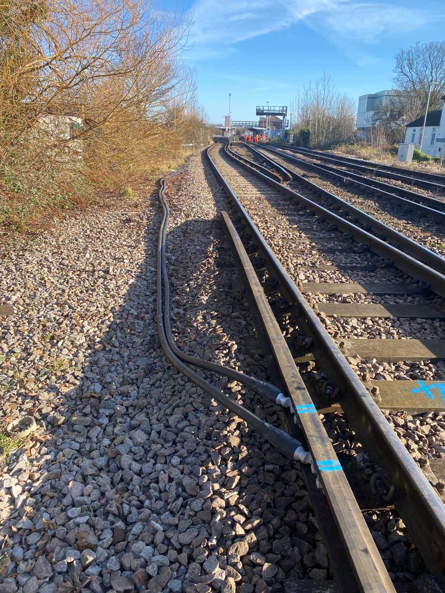Cleshar's tweet photo. Our DC Electrification team have had another fantastic period delivering DC Traction Cable enhancement & resilience works for @networkrail on their DC Framework. We have installed over 150 directly fed lugs along with a kilometre of cable over weekend possessions. #DCFramework https://t.co/VdFpmfXUIx