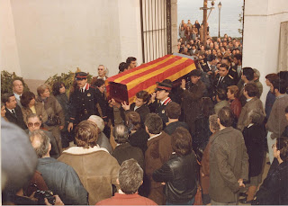 npini's tweet photo. #taldiacomavui de 1985 moria Salvador Espriu.
Jo tenia 21 anys acabats de fer..., però el seu funeral el porto impregnat al fons de l'ànima.
#repesco 'Jo vaig cantar al funeral de Salvador Espriu'
https://t.co/xw0poVKYLY https://t.co/tULOFsns14