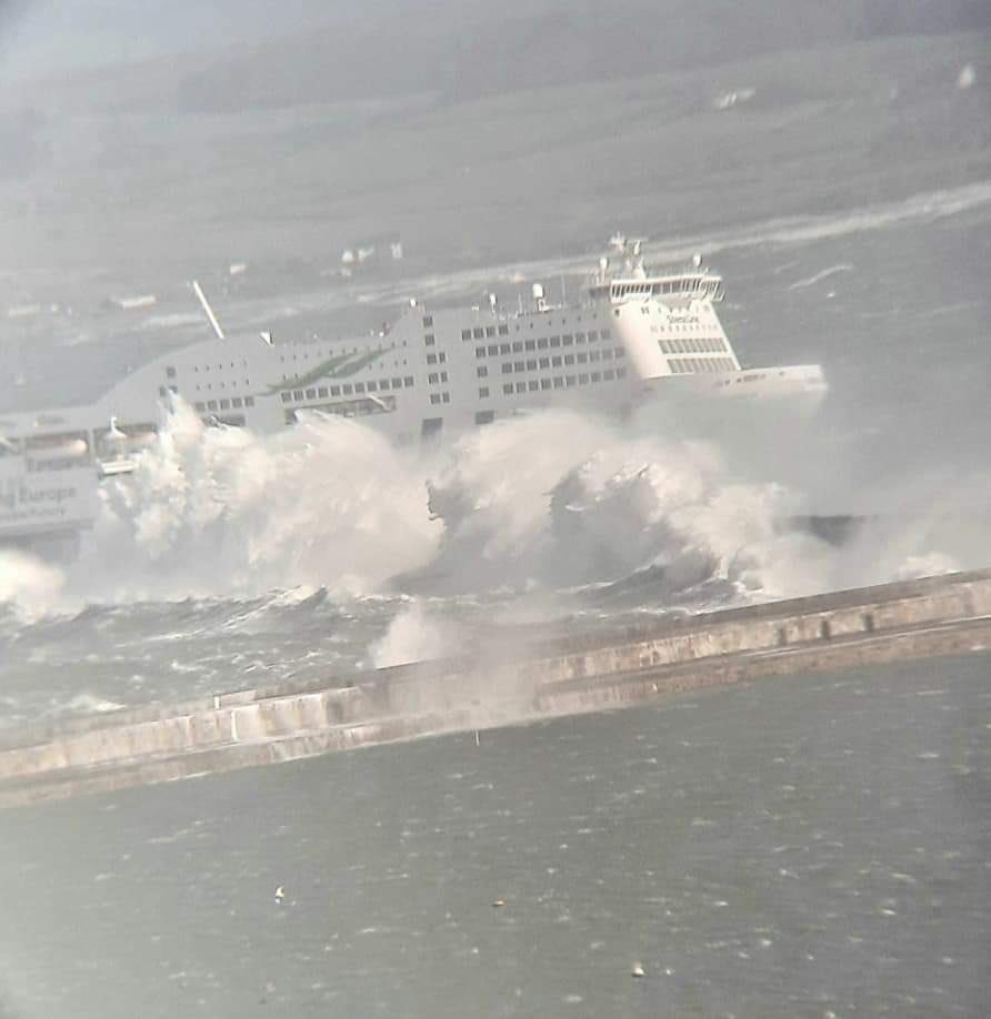 Incredible white horses trying to get to Stena Adventurer in Holyhead today. #stormfranklin